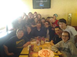 BkKqEcMCIAAqMjI.jpg-large